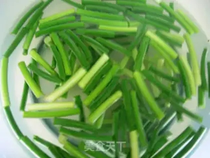 Make Garlic fried eggs step 1