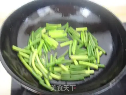 Make Garlic fried eggs step 4