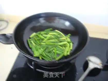 Make Garlic fried eggs step 5