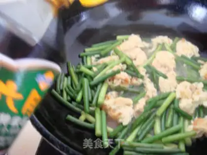 Make Garlic fried eggs step 6