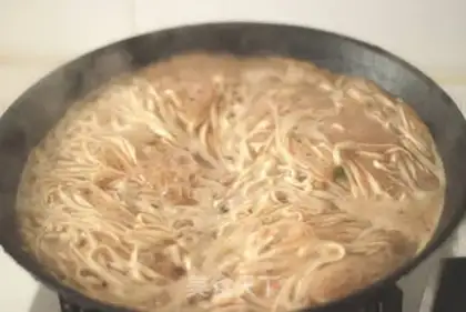 Make Shrimp sauce noodles step 4