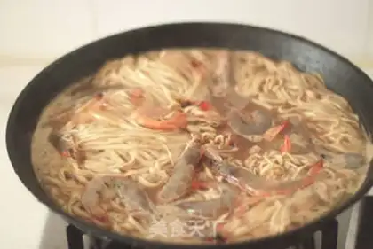 Make Shrimp sauce noodles step 5