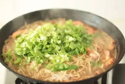 Make Shrimp sauce noodles step 6