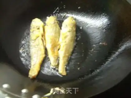 Make Dry-burned yellow fish step 2