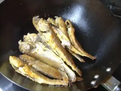 Make Dry-burned yellow fish step 6