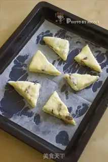 Make Traditional raisin scon step 4