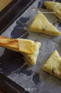 Make Traditional raisin scon step 5