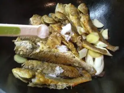 Make Dry-burned yellow fish step 12