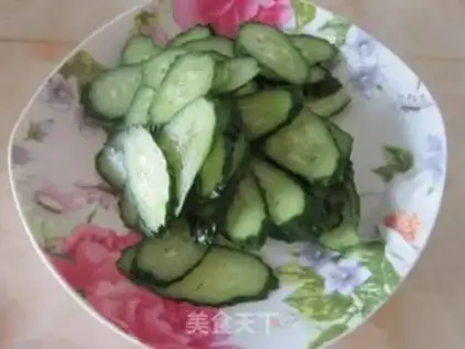Make Homemade cucumber fried eggs step 1