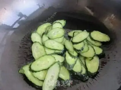 Make Homemade cucumber fried eggs step 5