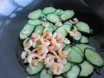 Make Homemade cucumber fried eggs step 6
