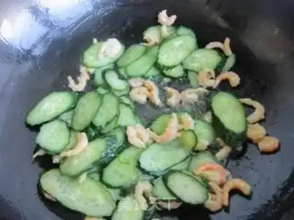 Make Homemade cucumber fried eggs step 7
