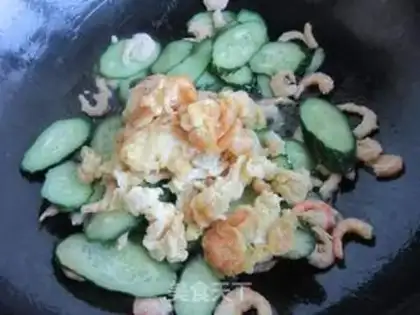 Make Homemade cucumber fried eggs step 8