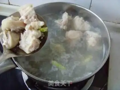 Make Peanut pig hoof soup step 1