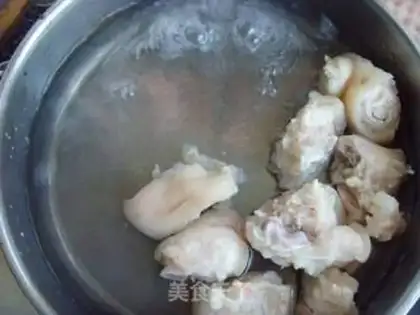 Make Peanut pig hoof soup step 2