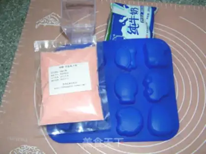 Make Strawberry cartoon pudding step 0