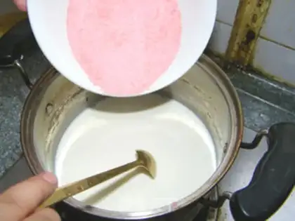Make Strawberry cartoon pudding step 2