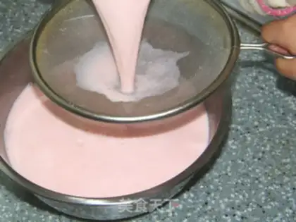 Make Strawberry cartoon pudding step 4