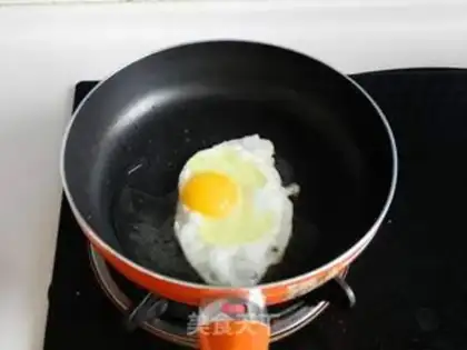 Make Fried egg pepper fried meat step 2