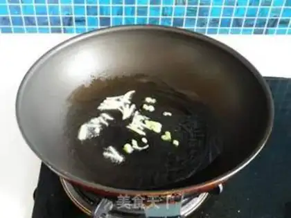 Make Fried egg pepper fried meat step 4
