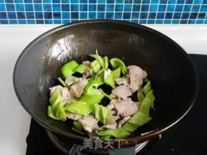 Make Fried egg pepper fried meat step 6