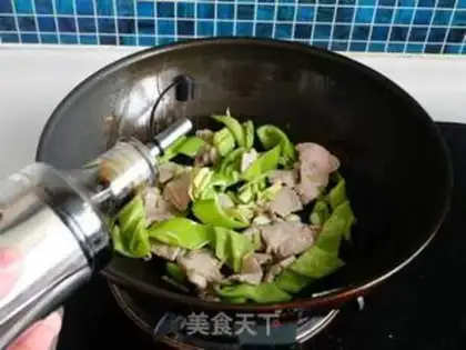 Make Fried egg pepper fried meat step 7