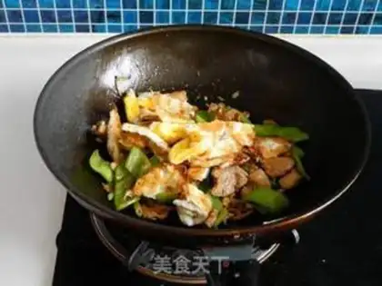Make Fried egg pepper fried meat step 9