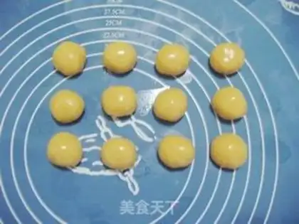 Make White Lotus broad moon cake step 5