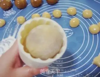 Make White Lotus broad moon cake step 7