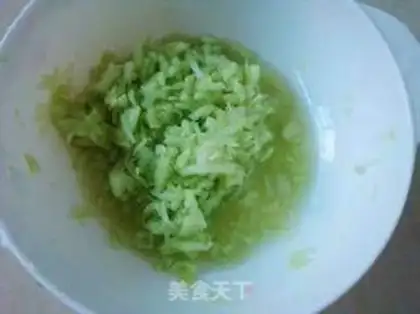 Make cucumber eggcake step 1