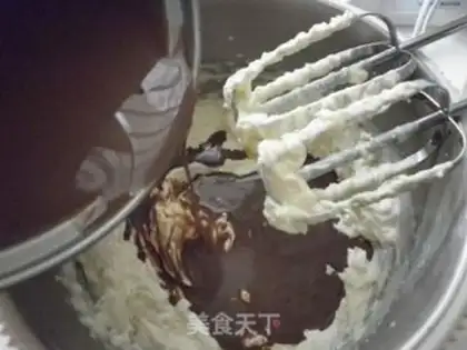 Make Strawberry chocolate cake step 20