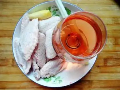 Make Wine and chicken wings step 0