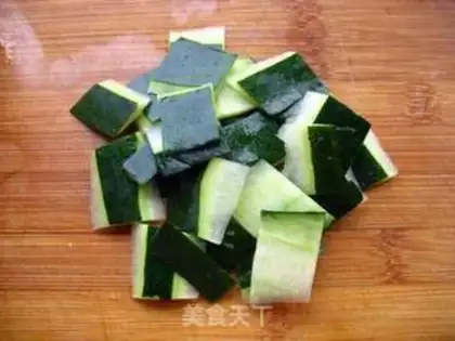Make Seafood melon soup step 1