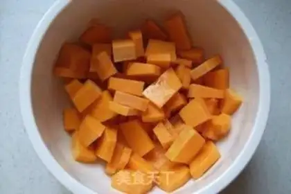 Make Pumpkin date lily soup step 1