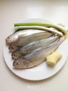 Make Onions of yellowfish step 0