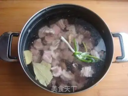 Make Curry beef fan soup step 2