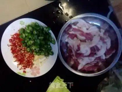 Make Garlic spicy little fried meat step 1