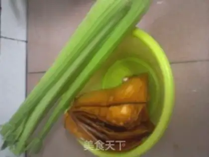 Make Celery fried dry step 0