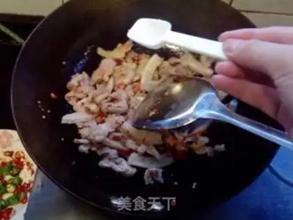 Make Garlic spicy little fried meat step 4