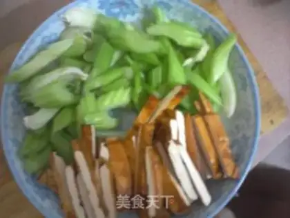 Make Celery fried dry step 1