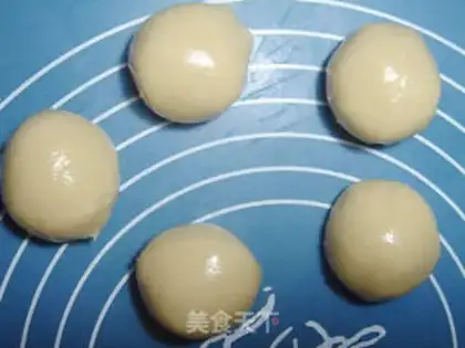 Make A broad white Lotus yolk cake step 4
