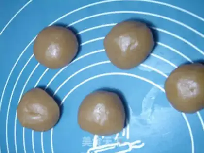 Make A broad white Lotus yolk cake step 5