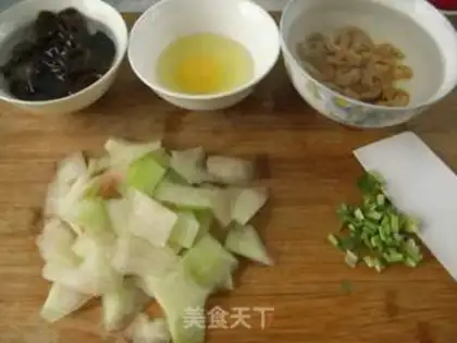 Make Watermelon and rice egg soup step 1