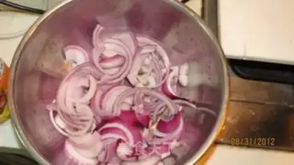 Make Onions from conch meat step 1