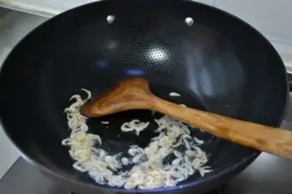 Make Tomato shrimp omelet soup step 1