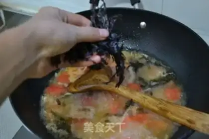 Make Tomato shrimp omelet soup step 4