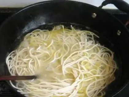 Make cucumber lace noodles step 2
