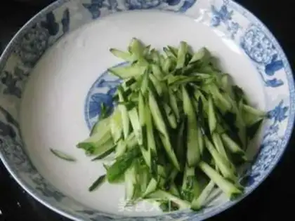 Make cucumber lace noodles step 5
