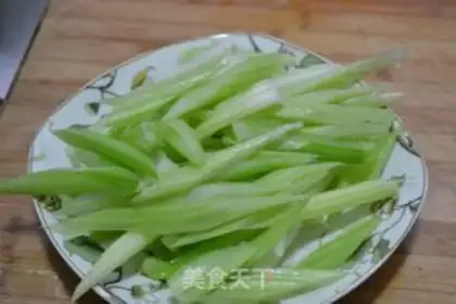 Make Celery fried dry step 0
