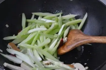 Make Celery fried dry step 5